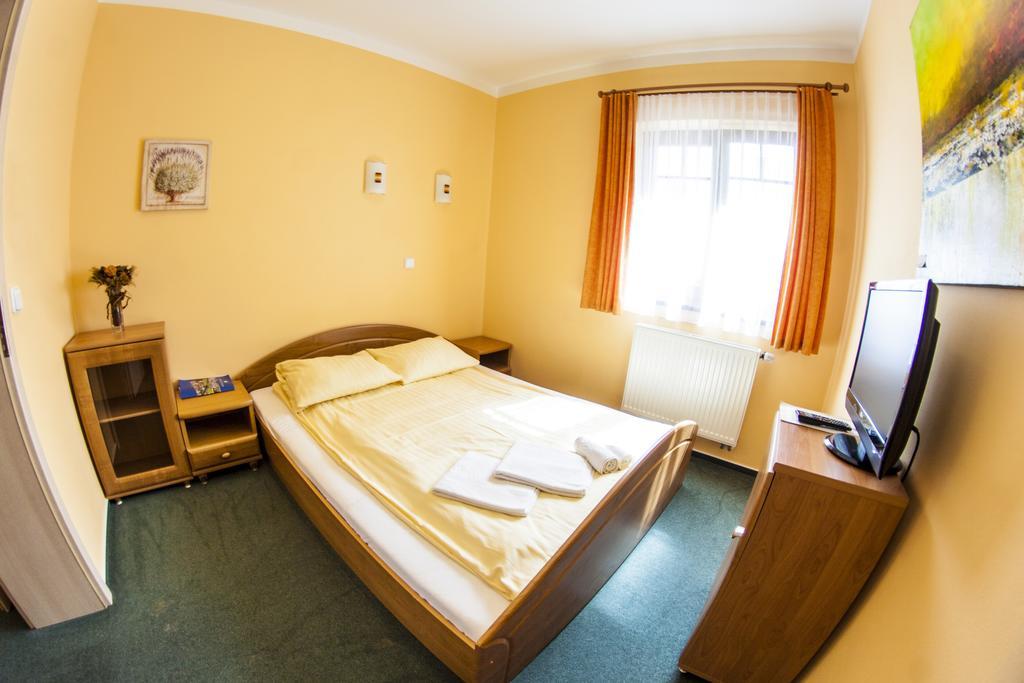 Penzion Cernej Ptak Hotel Jindřichův Hradec Buitenkant foto