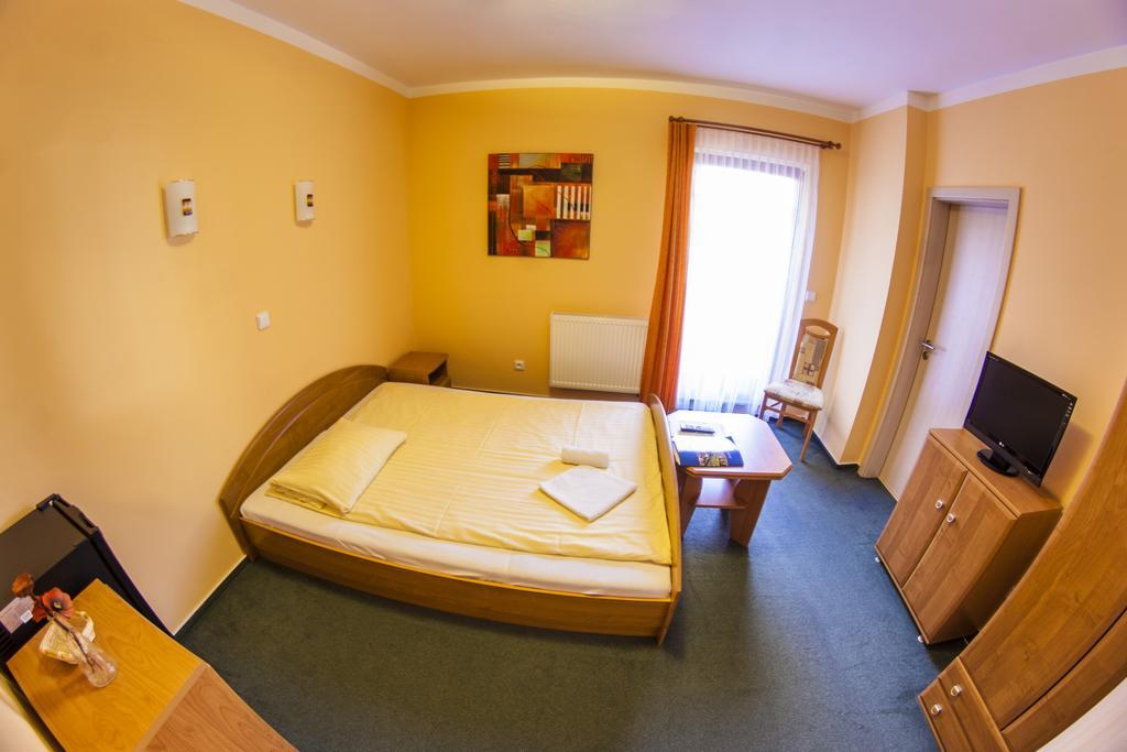 Penzion Cernej Ptak Hotel Jindřichův Hradec Buitenkant foto