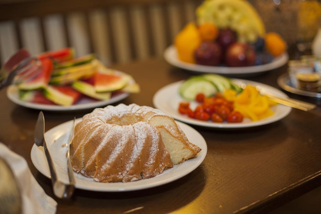 Penzion Cernej Ptak Hotel Jindřichův Hradec Buitenkant foto